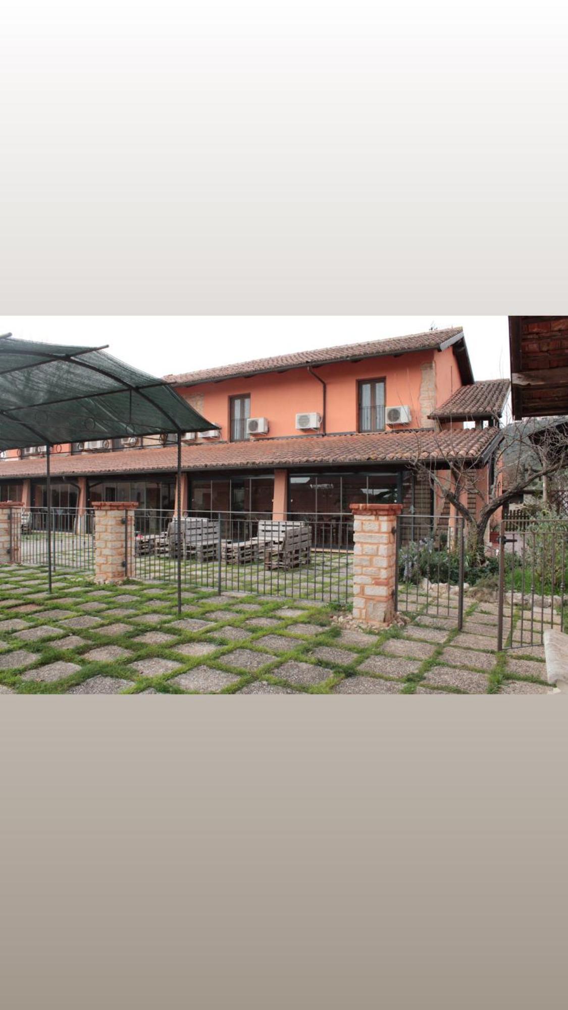 Вилла La Fattoria Di Carlotta Maenza Экстерьер фото